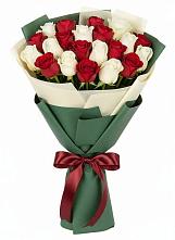 Букет Микс из красных и белых роз в Ивановской