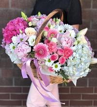 Цветочная композиция из Розы, Хризантемы, Пионы и Лизиантусы в корзине в Ивановской