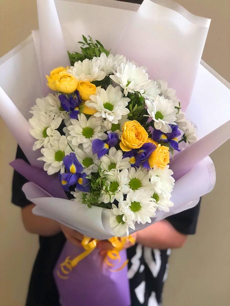 Букет цветов из: Ирисы, Хризантемы и Розы в Ивановской