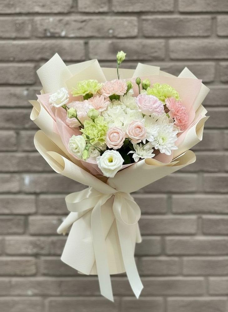 Букет цветов из: Гвоздики, Розы, Лизиантусы и Хризантемы в Ивановской