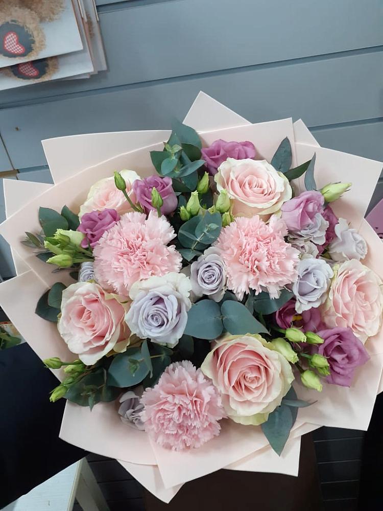 Букет цветов из: Розы, Гвоздики и Лизиантусы в Ивановской